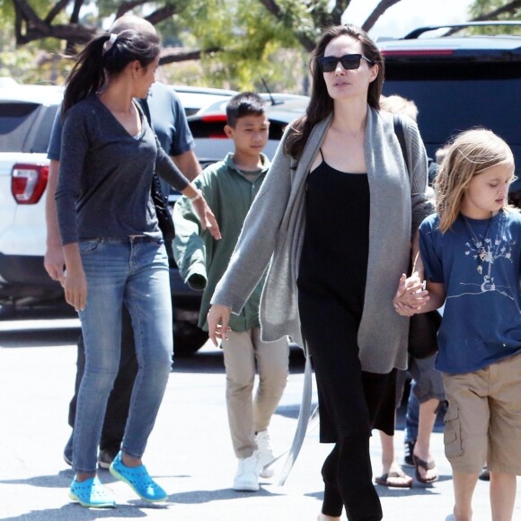 Exclusif - Angelina Jolie emmène ses enfants Shiloh, Knox et Vivian chez Toys “R” Us à Los Feliz, le 21 août 2017