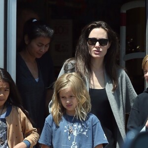 Exclusif - Angelina Jolie emmène ses enfants Shiloh, Knox et Vivian chez Toys “R” Us à Los Feliz, le 21 août 2017