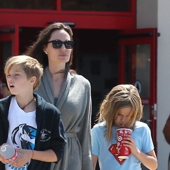 Exclusif - Angelina Jolie fait du shopping avec ses filles Vivienne et Shiloh à Los Angeles le 18 aout 2017.