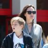 Exclusif - Angelina Jolie fait du shopping avec ses filles Vivienne et Shiloh à Los Angeles le 18 aout 2017.