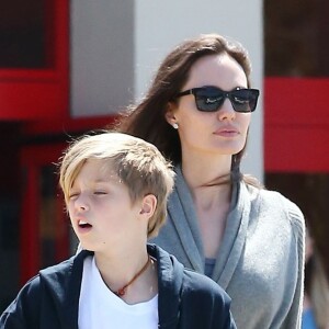 Exclusif - Angelina Jolie fait du shopping avec ses filles Vivienne et Shiloh à Los Angeles le 18 aout 2017.