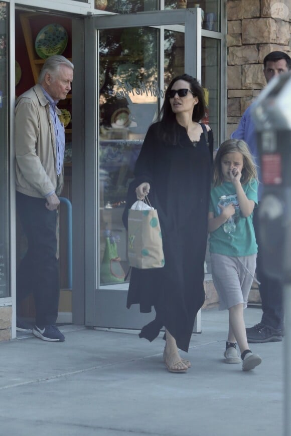 Exclusif - Angelina Jolie est allée faire de la peinture sur poterie avec sa fille Vivian et son père Jon Voight au Color Me Mine à Sherman Oaks, le 12 août 2017