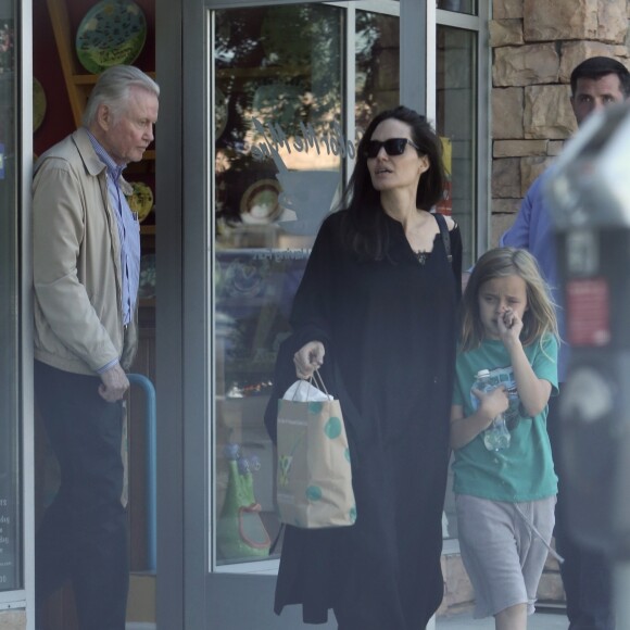 Exclusif - Angelina Jolie est allée faire de la peinture sur poterie avec sa fille Vivian et son père Jon Voight au Color Me Mine à Sherman Oaks, le 12 août 2017