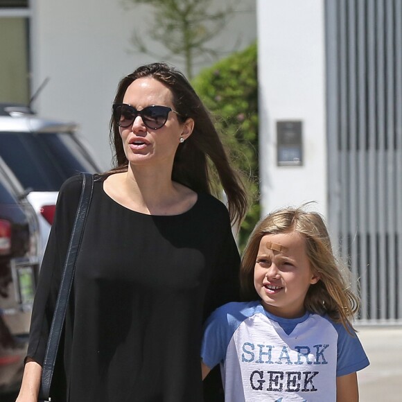 Exclusif - Angelina Jolie très heureuse de faire un après-midi shopping avec sa fille Vivienne à Los Angeles, Californie, Etats-Unis, le 10 août 2017.
