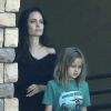 Exclusif - Angelina Jolie est allée faire de la peinture sur poterie avec sa fille Vivian et son père Jon Voight au Color Me Mine à Sherman Oaks, le 12 août 2017
