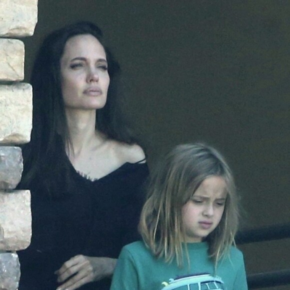 Exclusif - Angelina Jolie est allée faire de la peinture sur poterie avec sa fille Vivian et son père Jon Voight au Color Me Mine à Sherman Oaks, le 12 août 2017