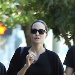 Exclusif - Angelina Jolie va déjeuner avec ses enfants Shiloh et Vivienne et leurs amis à Los Angeles le 27 aout 2017.