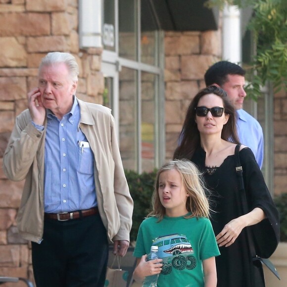 Exclusif - Angelina Jolie est allée faire de la peinture sur poterie avec sa fille Vivian et son père Jon Voight au Color Me Mine à Sherman Oaks, le 12 août 2017