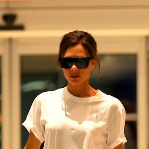 Victoria Beckham et son fils Romeo arrive à l'aéroport de JFK à New York pour prendre l'avion. Le 30 août 2017.