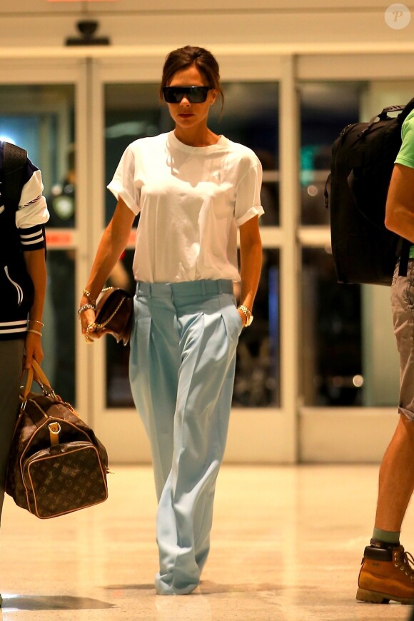 Victoria Beckham et son fils Romeo arrive à l'aéroport de JFK à New York pour prendre l'avion. Le 30 août 2017.