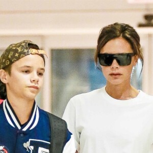 Victoria Beckham et son fils Romeo arrive à l'aéroport de JFK à New York pour prendre l'avion. Le 30 août 2017.