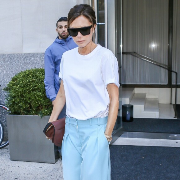 Victoria Beckham et son fils Romeo sortent de l'hôtel Edition à New York pour se rendre à l'aéroport. Le 30 août 2017.