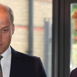 Le prince William et le prince Harry visitaient le 5 septembre 2017 le comité de soutien aux victimes de l'incendie de la tour Grenfell, à Londres.