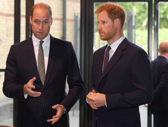 Le prince William et le prince Harry visitaient le 5 septembre 2017 le comité de soutien aux victimes de l'incendie de la tour Grenfell, à Londres.