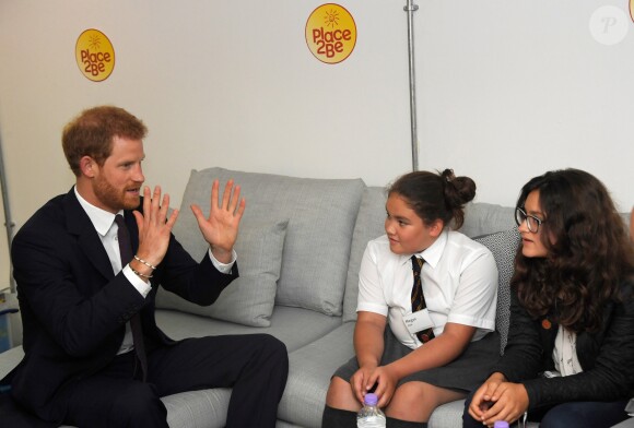 Le prince Harry visitait avec son frère le prince William, le 5 septembre 2017, le comité de soutien aux victimes de l'incendie de la tour Grenfell, à Londres.