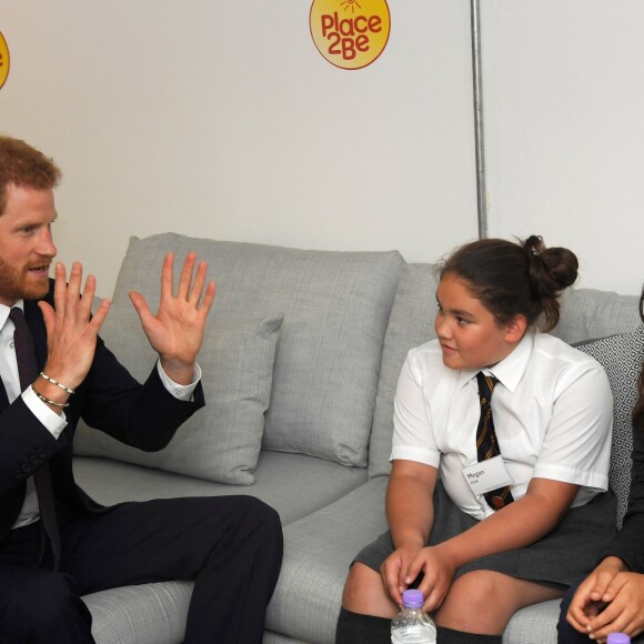 Le prince Harry visitait avec son frère le prince William, le 5 septembre 2017, le comité de soutien aux victimes de l'incendie de la tour Grenfell, à Londres.