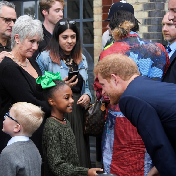 Le prince Harry visitait avec son frère le prince William, le 5 septembre 2017, le comité de soutien aux victimes de l'incendie de la tour Grenfell, à Londres.