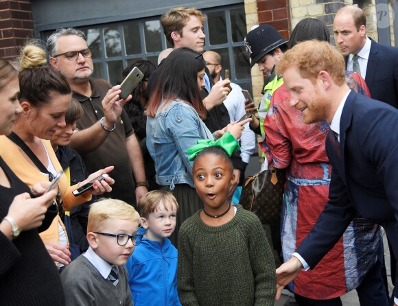Le prince Harry visitait avec son frère le prince William, le 5 septembre 2017, le comité de soutien aux victimes de l'incendie de la tour Grenfell, à Londres.