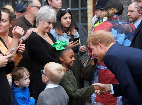 Le prince Harry visitait avec son frère le prince William, le 5 septembre 2017, le comité de soutien aux victimes de l'incendie de la tour Grenfell, à Londres.