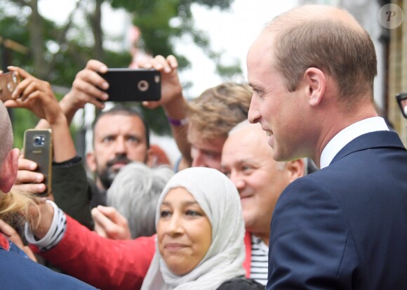 Le prince William était en visite avec son frère le prince Harry, le 5 septembre 2017, au comité de soutien aux victimes de l'incendie de la tour Grenfell, à Londres. Le duc de Cambridge a évoqué la grossesse de son épouse Kate et son état de santé.