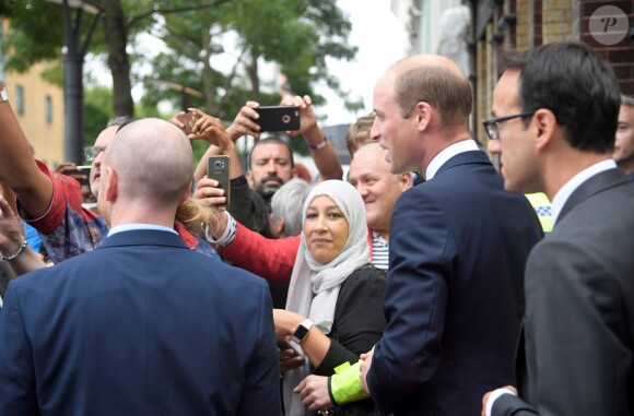 Le prince William était en visite avec son frère le prince Harry, le 5 septembre 2017, au comité de soutien aux victimes de l'incendie de la tour Grenfell, à Londres. Le duc de Cambridge a évoqué la grossesse de son épouse Kate et son état de santé.