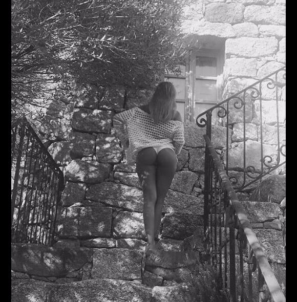 Zahia Dehar pose lors de ses vacances en Corse. Instagram, le 6 août 2017.