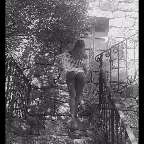 Zahia Dehar pose lors de ses vacances en Corse. Instagram, le 6 août 2017.