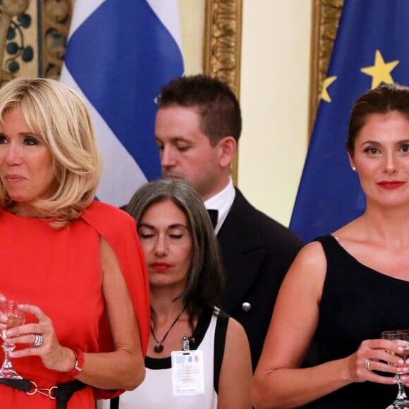 La Première Dame Brigitte Macron (Trogneux) et la compagne du Premier ministre de la Grèce Betty Batziana - Dîner d'Etat en l'honneur du président de la République française et sa femme la Première Dame au Palais présidentiel d'Athènes, Grèce, le 7 septembre 2017. © Dominique Jacovides/Bestimage