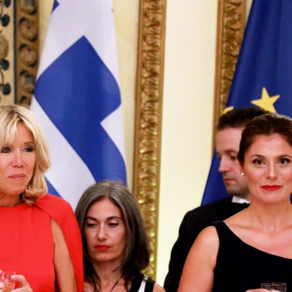 La Première Dame Brigitte Macron (Trogneux) et la compagne du Premier ministre de la Grèce Betty Batziana - Dîner d'Etat en l'honneur du président de la République française et sa femme la Première Dame au Palais présidentiel d'Athènes, Grèce, le 7 septembre 2017. © Dominique Jacovides/Bestimage