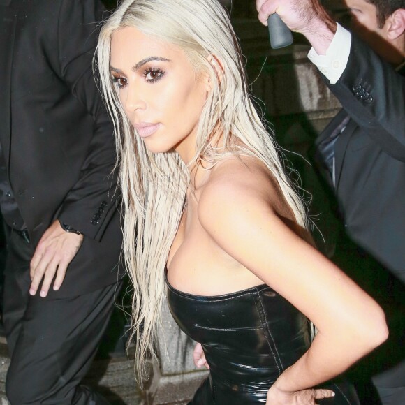 Kim Kardashian arrive les cheveux blond platine et avec une robe longue en vinyl noire au défilé de mode Tom Ford lors de la Fashion week à New York, le 6 septembre 2017.