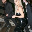 Kim Kardashian arrive les cheveux blond platine et avec une robe longue en vinyl noire au défilé de mode Tom Ford lors de la Fashion week à New York, le 6 septembre 2017.