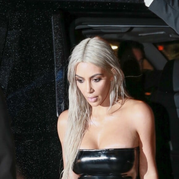 Kim Kardashian arrive les cheveux blond platine et avec une robe longue en vinyl noire au défilé de mode Tom Ford lors de la Fashion week à New York, le 6 septembre 2017.