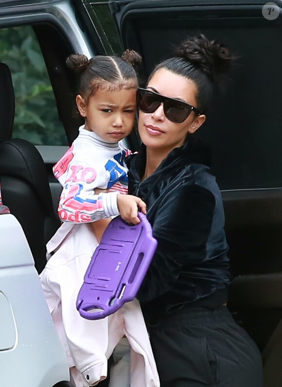 Kim Kardashian et Kanye West arrivent chez des amis avec leurs enfants North et Saint West à Los Angeles, le 5 février 2017.