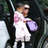 Kim Kardashian et Kanye West arrivent chez des amis avec leurs enfants North et Saint West à Los Angeles, le 5 février 2017.