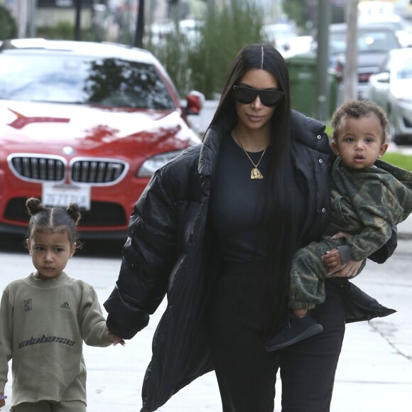 Kim Kardashian et ses enfants North et Saint - Les Kardashians déjeunent en famille au restaurant Something's Fishy à Woodland Hills, le 19 février 2017.