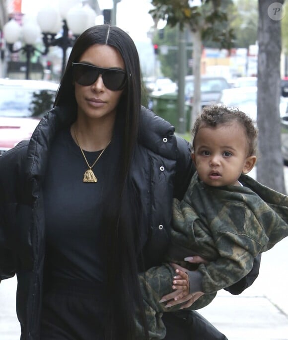Kim Kardashian et son fils Saint - Les Kardashians déjeunent en famille au restaurant Something's Fishy à Woodland Hills, le 19 février 2017.