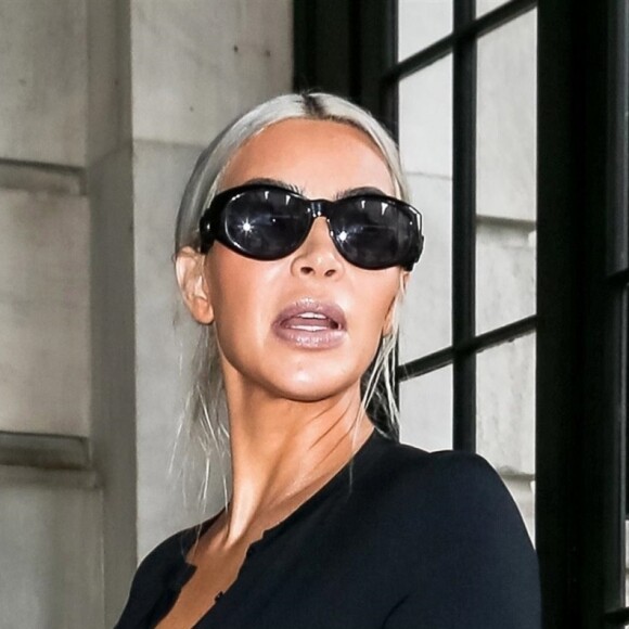 Kim Kardashian (les cheveux blond cendré) est allée déjeuner au restaurant Serafina avec sa mère K. Jenner pendant la Fashion Week à New York, le 8 septembre 2017.