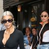 Kim Kardashian (les cheveux blond cendré) est allée déjeuner au restaurant Serafina avec sa mère K. Jenner pendant la Fashion Week à New York, le 8 septembre 2017.