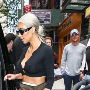 Kim Kardashian (les cheveux blond cendré) est allée déjeuner au restaurant Serafina avec sa mère K. Jenner pendant la Fashion Week à New York, le 8 septembre 2017.