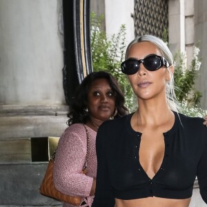 Kim Kardashian (les cheveux blond cendré) est allée déjeuner au restaurant Serafina avec sa mère K. Jenner pendant la Fashion Week à New York, le 8 septembre 2017.