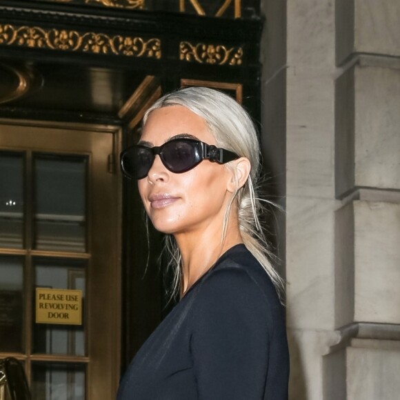 Kim Kardashian (les cheveux blond cendré) est allée déjeuner au restaurant Serafina avec sa mère K. Jenner pendant la Fashion Week à New York, le 8 septembre 2017.
