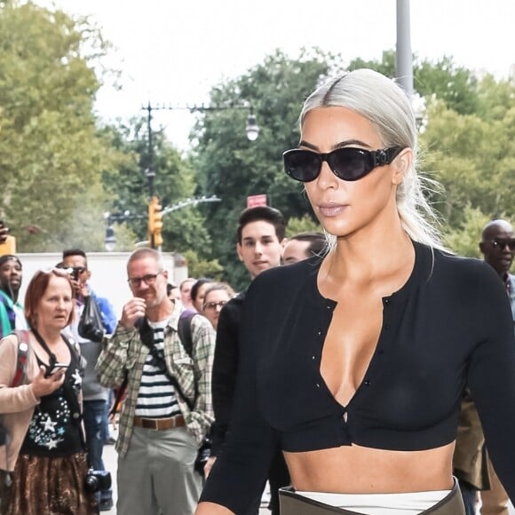 Kim Kardashian (les cheveux blond cendré) est allée déjeuner au restaurant Serafina avec sa mère K. Jenner pendant la Fashion Week à New York, le 8 septembre 2017.