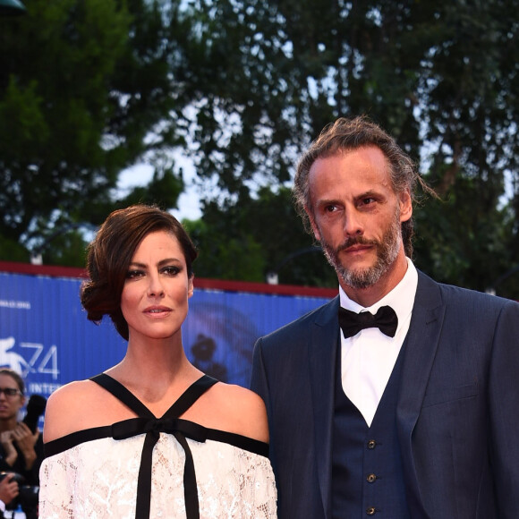 Anna Mouglalis et son ami musicien arrivent à la cérémonie de clôture du 74e Festival International du Film de Venise (Mostra), le 9 septembre 2017.