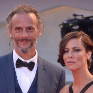Anna Mouglalis et son ami musicien arrivent à la cérémonie de clôture du 74e Festival International du Film de Venise (Mostra), le 9 septembre 2017.