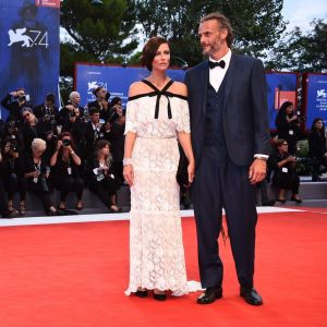 Anna Mouglalis et son ami musicien arrivent à la cérémonie de clôture du 74e Festival International du Film de Venise (Mostra), le 9 septembre 2017.