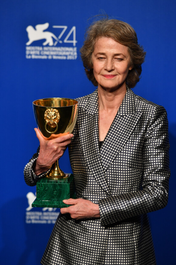 Charlotte Rampling (prix "Coppa Volpi " de la meilleure actrice pour "Hannah") au photocall des lauréats du 74ème Festival International du Film de Venise (Mostra), le 9 septembre 2017.