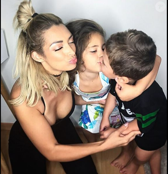 Emilie Nef Naf pose avec ses deux enfants, Maëlla et Menzo, sur Instagram le 30 août 2017.
