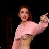 Bella Thorne porte un sweat shirt très court et laisse entrevoir la moitié de sa poitrine à la sortie de son hôtel à New York. Elle porte un sac Louis Vuitton XXS! Le 10 septembre 2017.