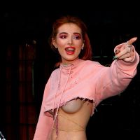 Bella Thorne : Alerte underboobs, l'actrice dévoile ses seins en pleine rue