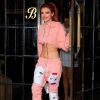 Bella Thorne porte un sweat shirt très court et laisse entrevoir la moitié de sa poitrine à la sortie de son hôtel à New York. Elle porte un sac Louis Vuitton XXS! Le 10 septembre 2017.